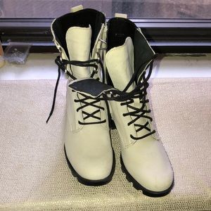 Never worn Sorel Phoenix lace boot